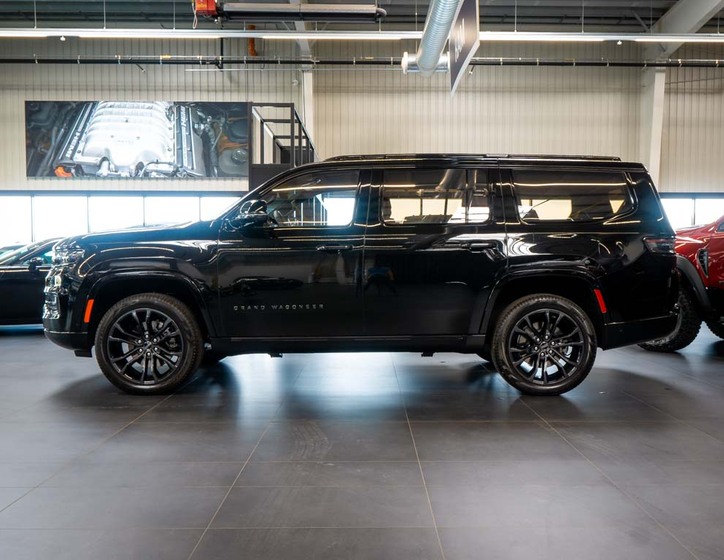 Jeep Grand Wagoneer 2