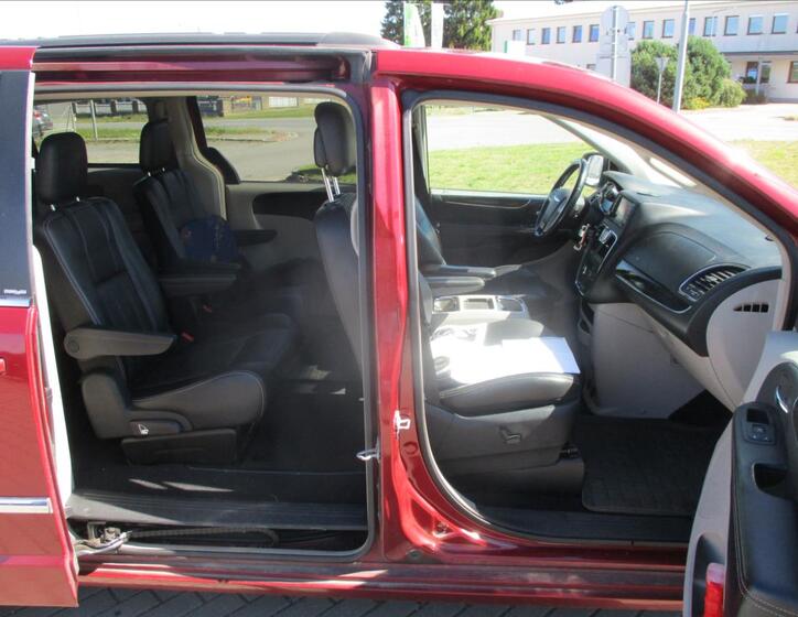 Chrysler Town & Country 11