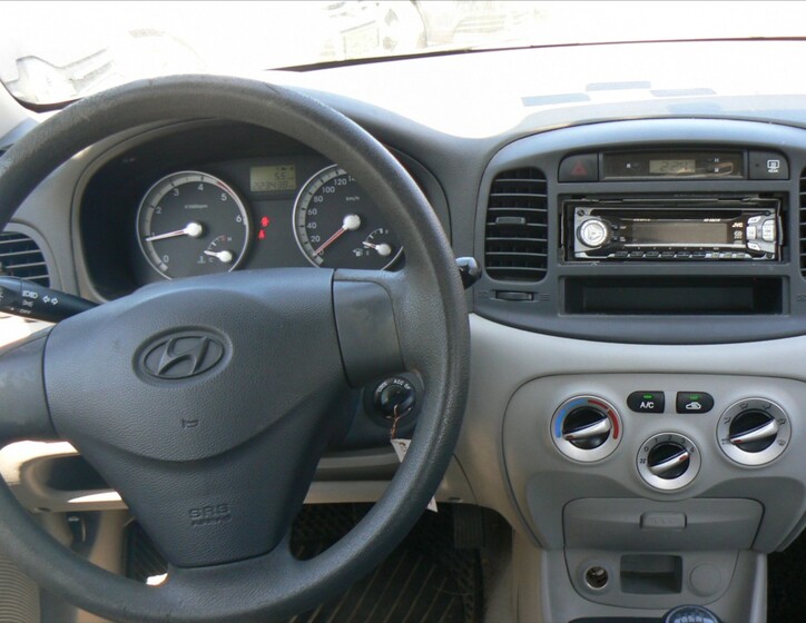 Hyundai Accent 12