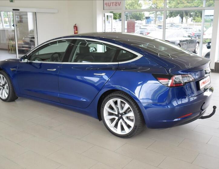 Tesla Model 3 8