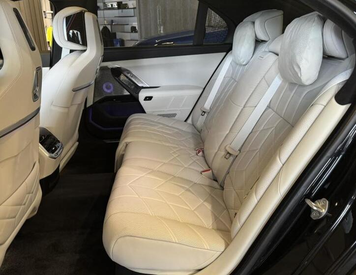 BMW i7 8