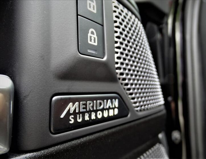 Land Rover Defender 10