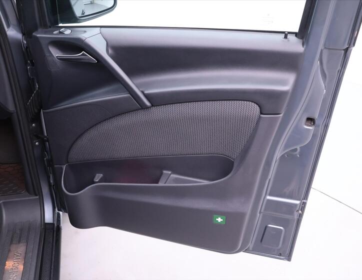 Mercedes-Benz Viano 13