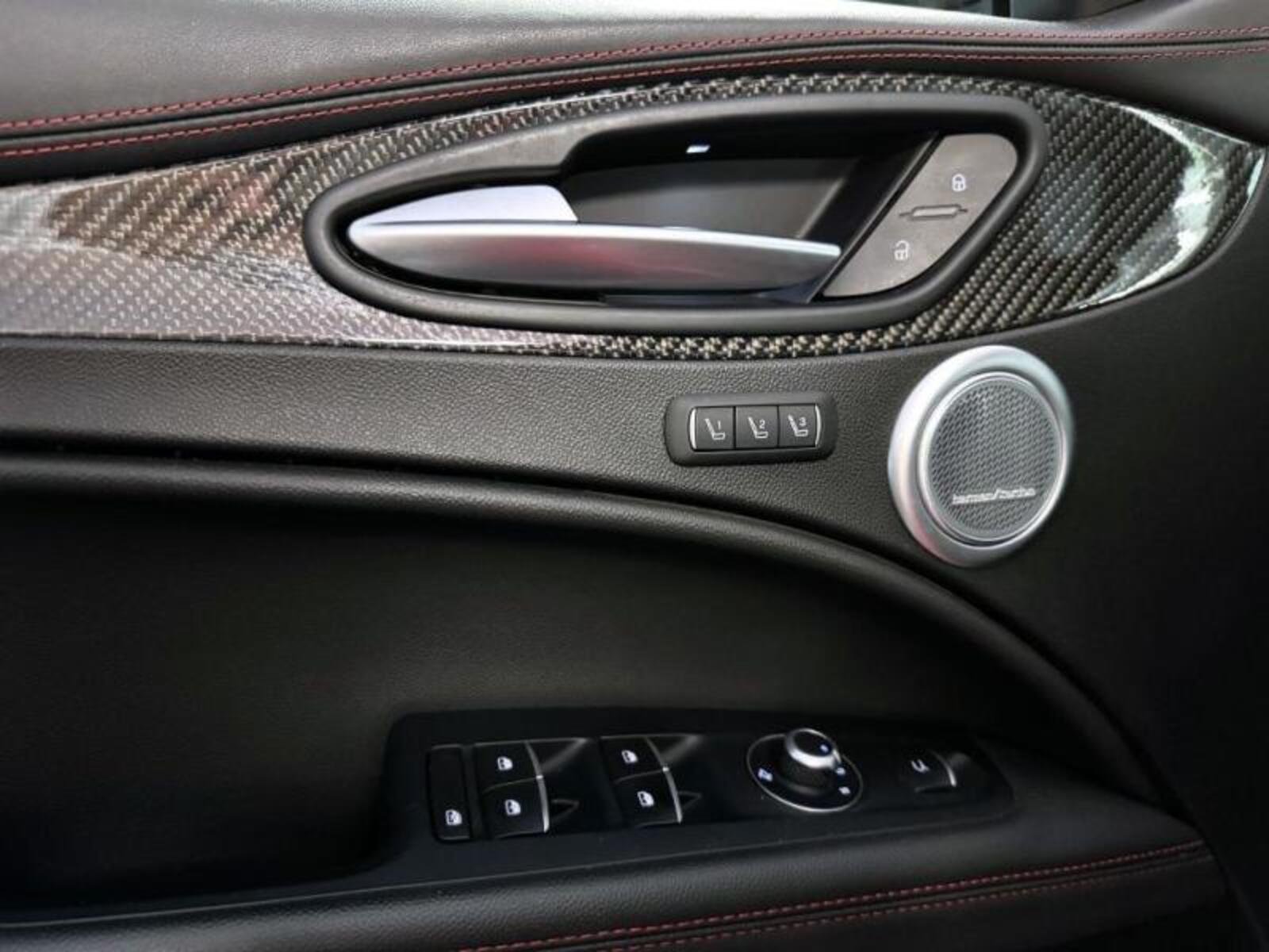 Alfa Romeo Stelvio 12
