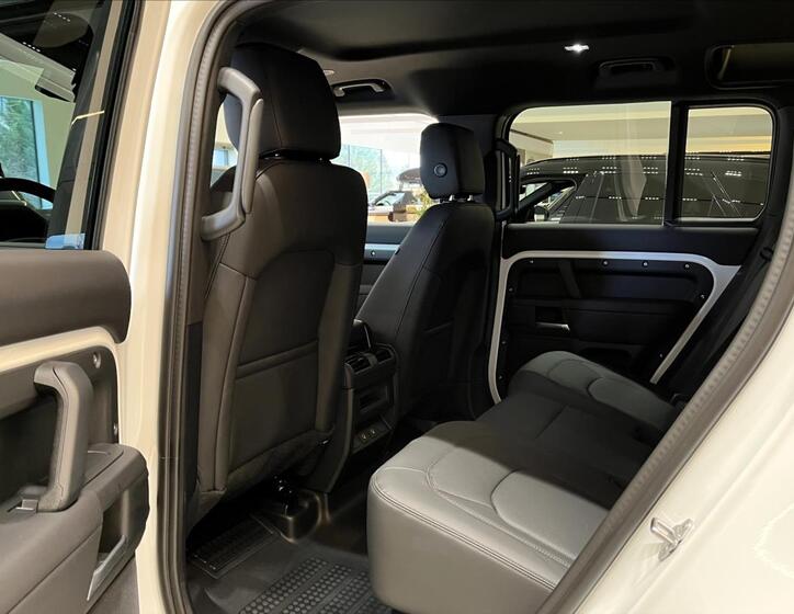 Land Rover Defender 23