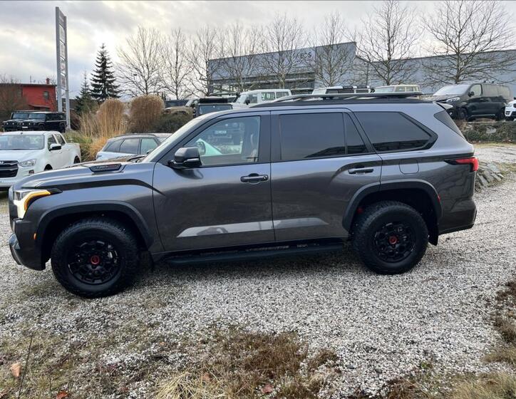 Toyota Sequoia 5