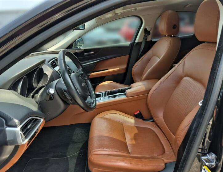 Jaguar XE 7