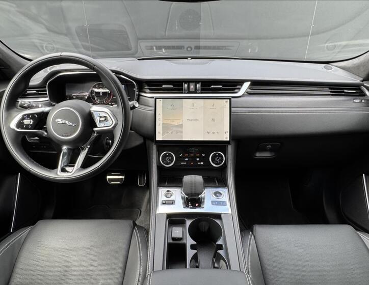 Jaguar F-Pace 13