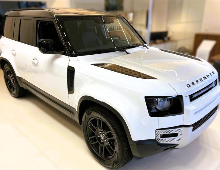 Land Rover Defender 6