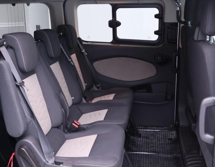 Ford Tourneo Custom 12