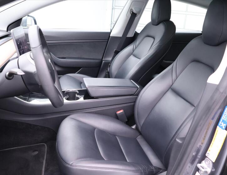 Tesla Model 3 11