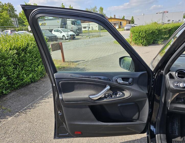 Ford Galaxy 9