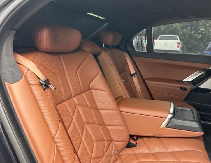 BMW i7 28