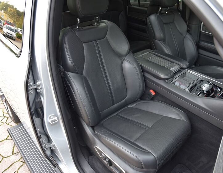 Jeep Wagoneer 21