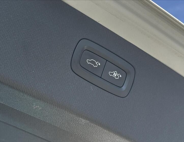 Volvo XC90 30