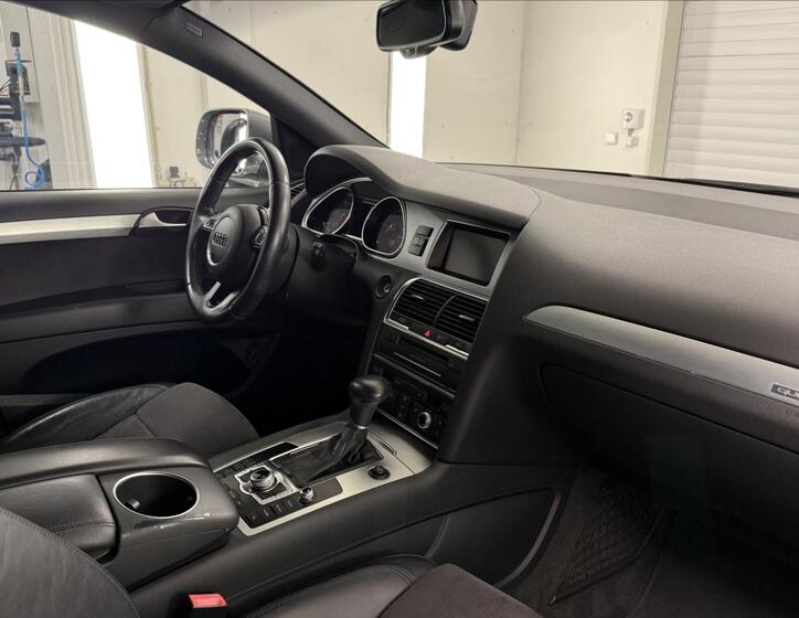 Audi Q7 11
