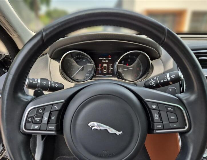 Jaguar XE 8