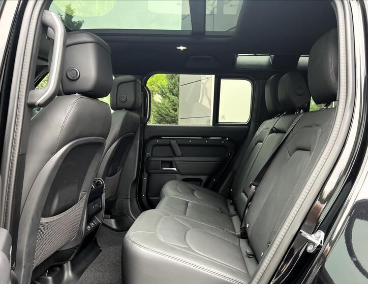 Land Rover Defender 27