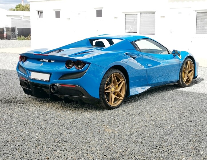 Ferrari F8 4