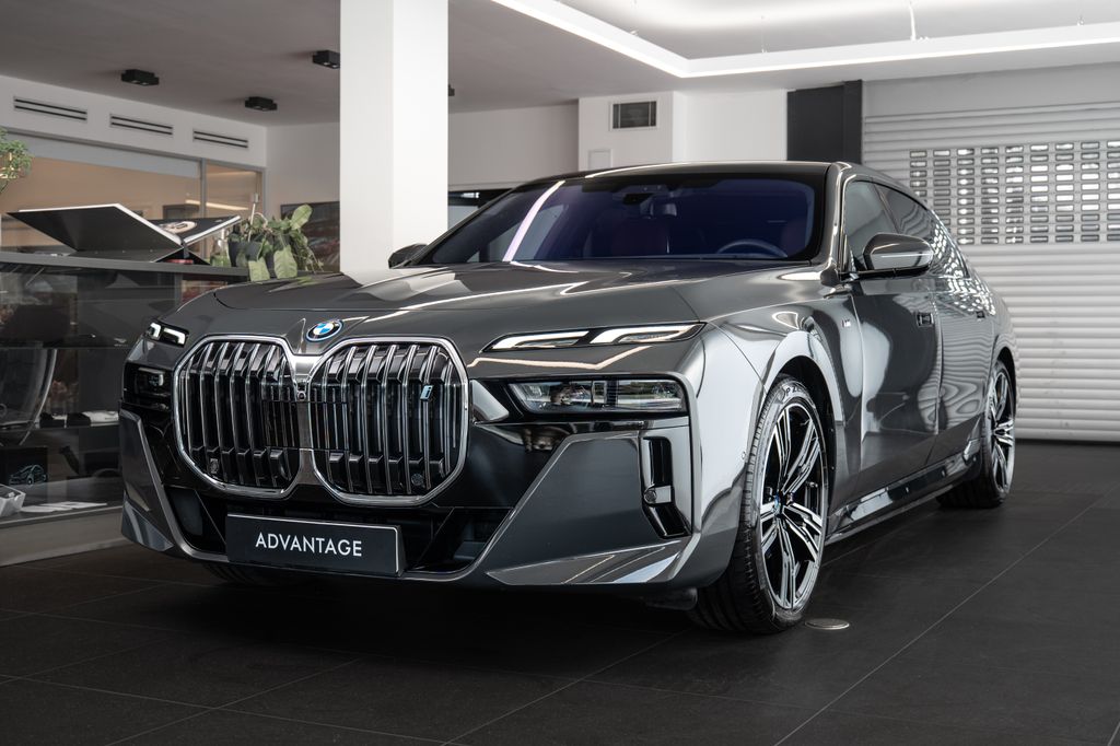 BMW i7