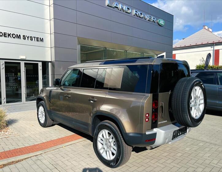 Land Rover Defender 6
