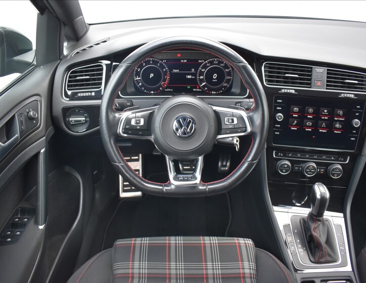 Volkswagen Golf 16