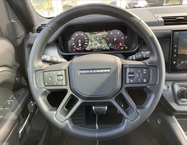 Land Rover Defender 26