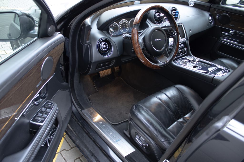 Jaguar XJ