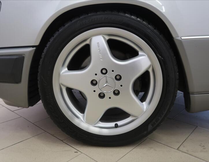 Mercedes-Benz 124 27