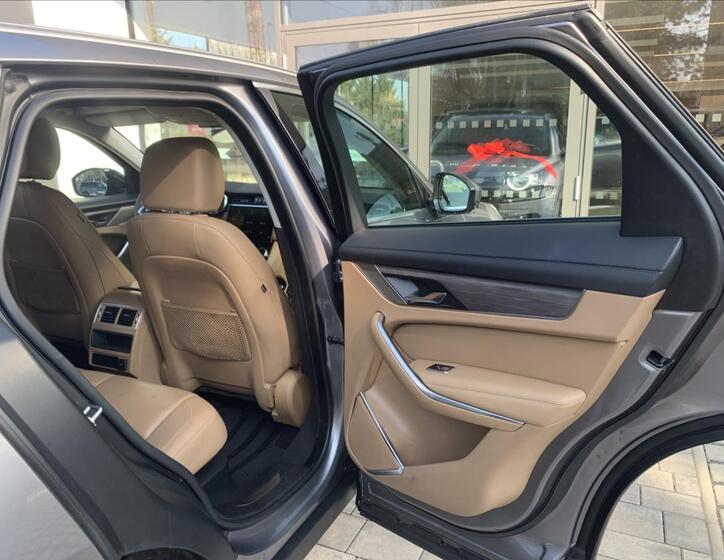 Jaguar F-Pace 11