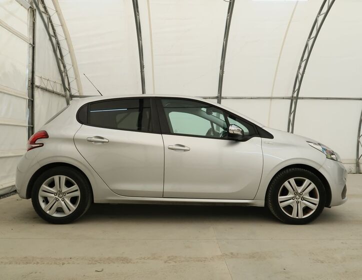 Peugeot 208 5