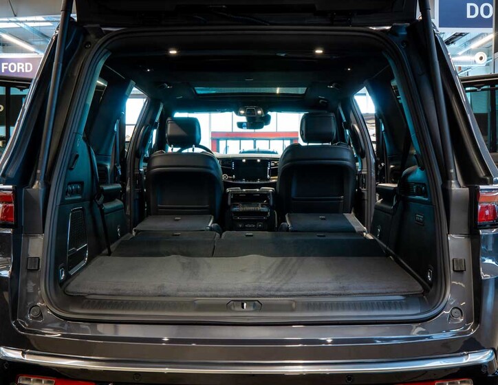 Jeep Wagoneer 8