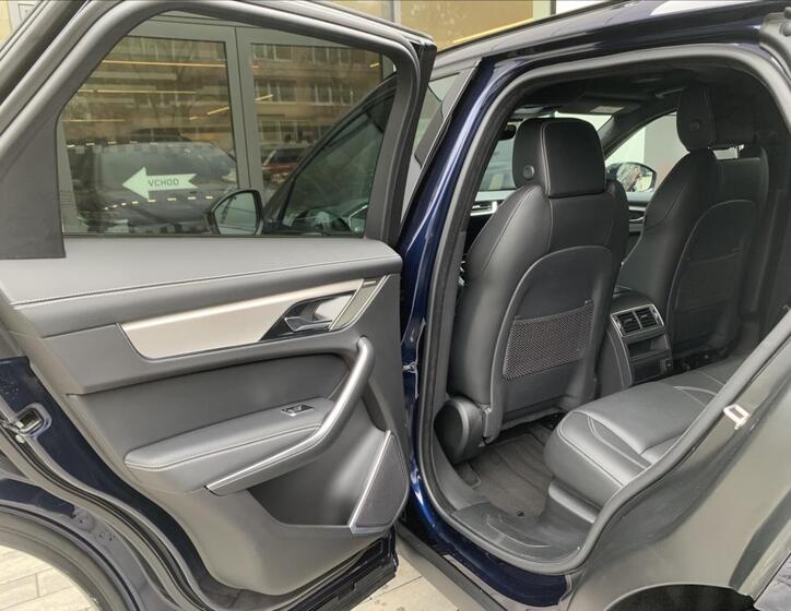 Jaguar F-Pace 8