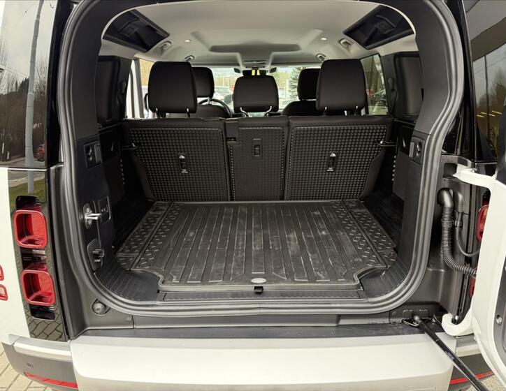 Land Rover Defender 22