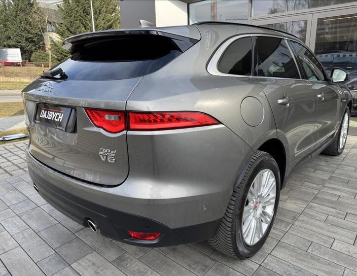 Jaguar F-Pace 5