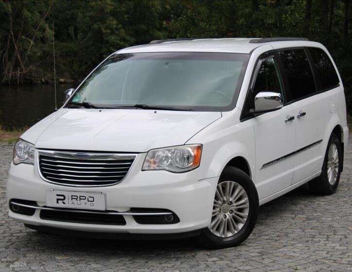 Chrysler Town & Country 3