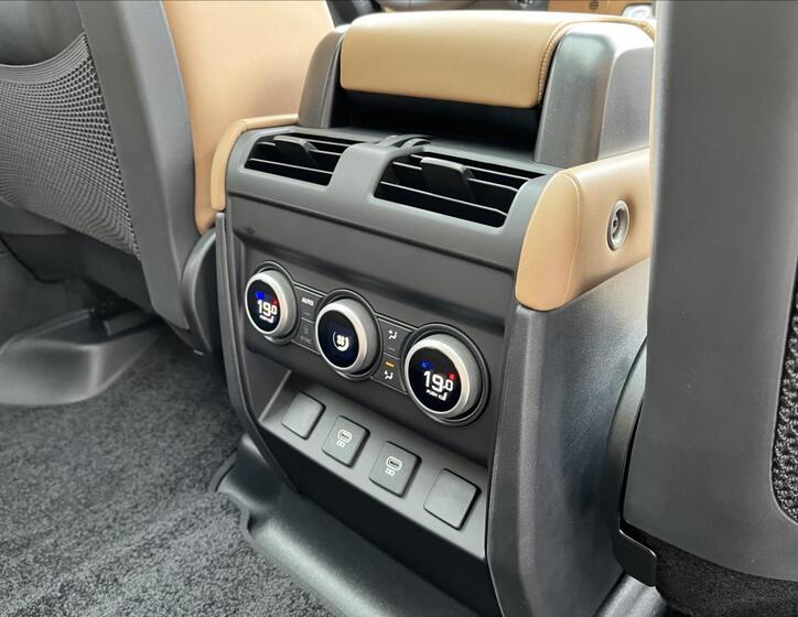 Land Rover Defender 32