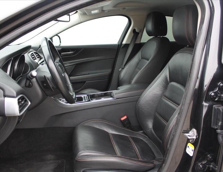 Jaguar XE 10