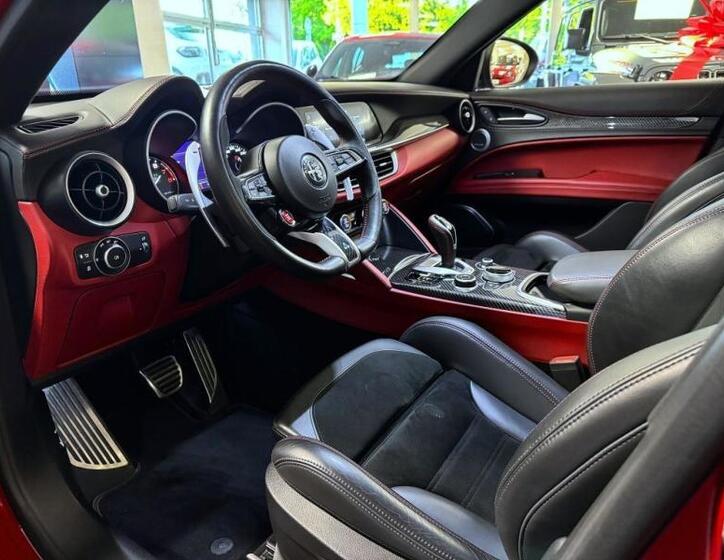 Alfa Romeo Stelvio 7