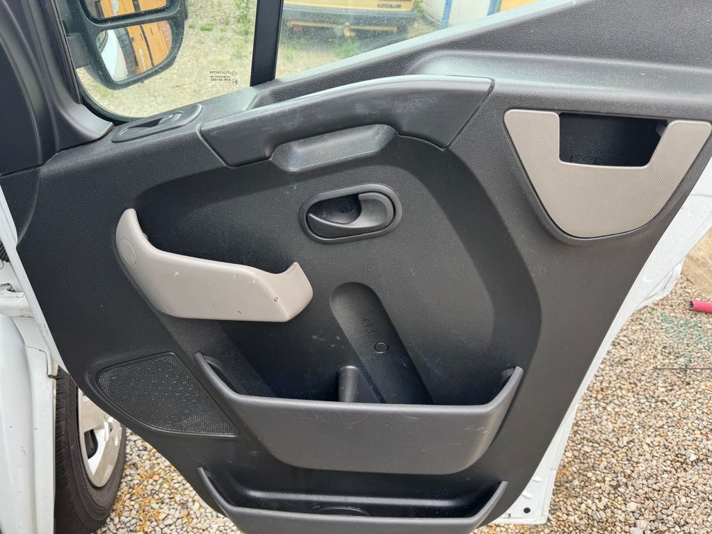 Nissan NV400