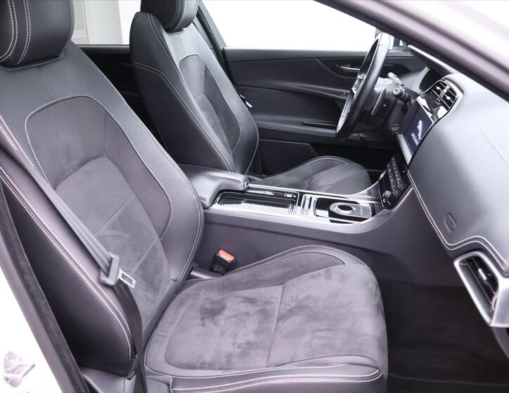 Jaguar XE 15