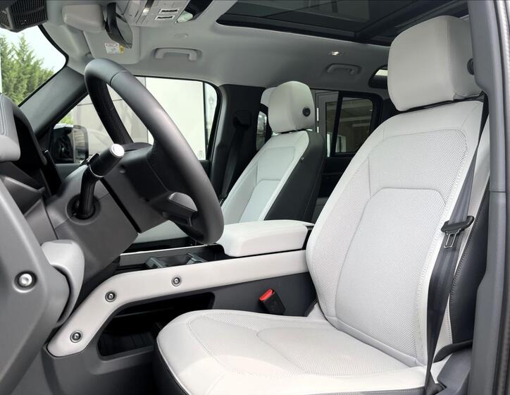 Land Rover Defender 13