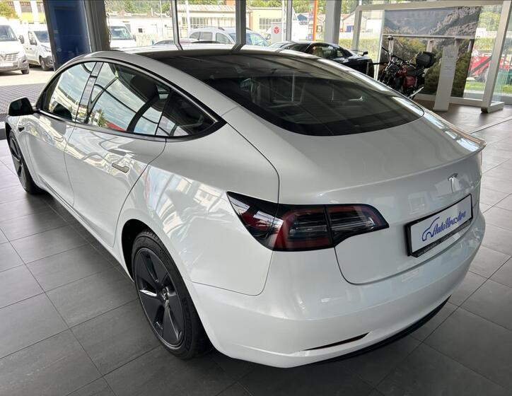 Tesla Model 3 4