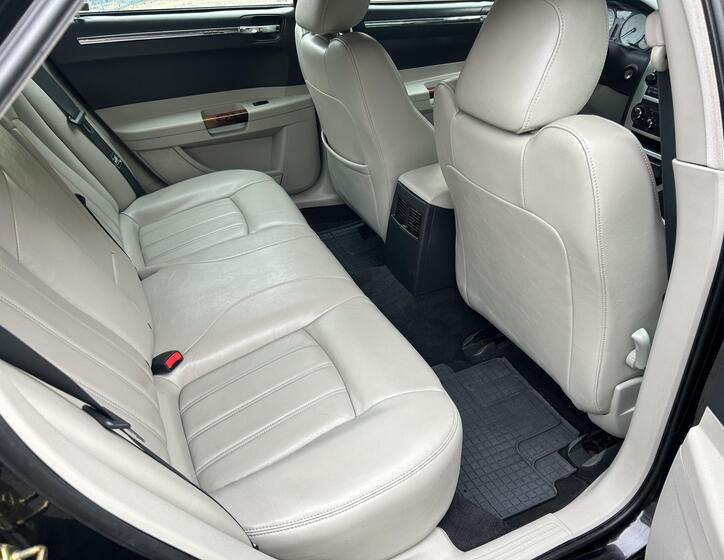 Chrysler 300C 37