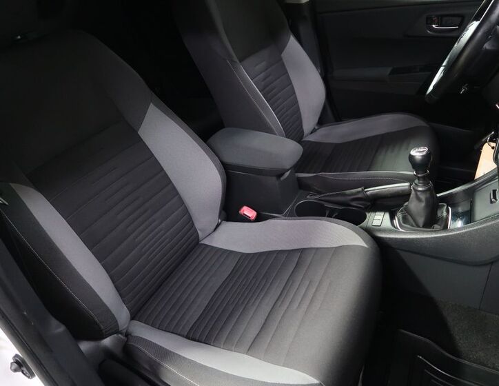 Toyota Auris 13