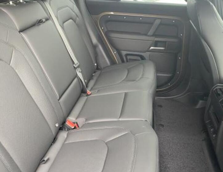 Land Rover Defender 23