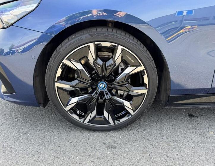 BMW i5 4