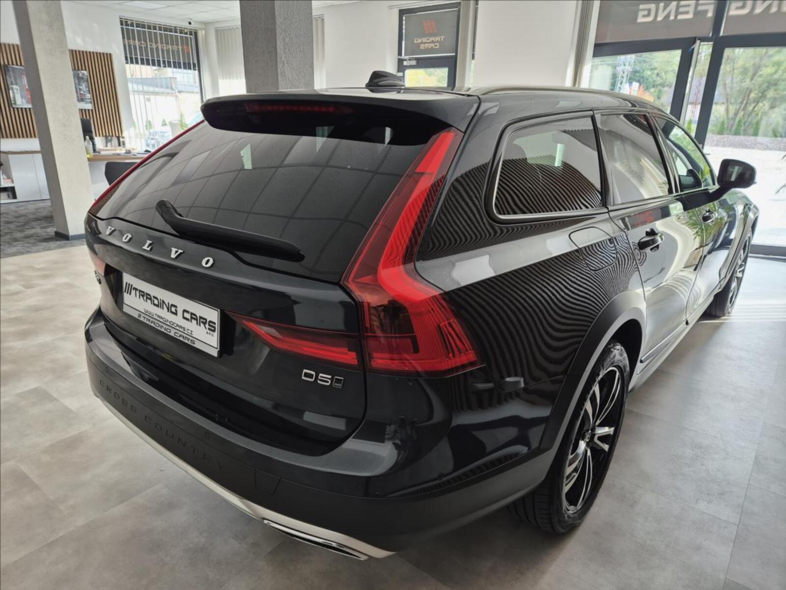 Volvo V90 8