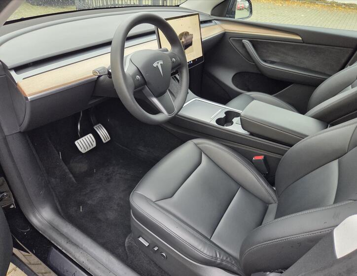 Tesla Model Y 8