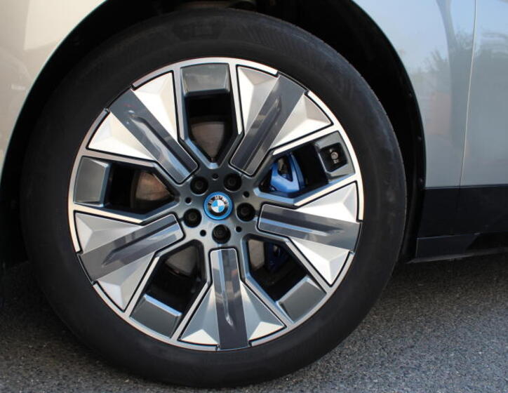 BMW iX 5